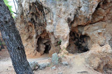 Hırvatistan 'ın Baska Voda kentinde küçük bir mağara girişi. Yürüme yolu boyunca dağ duvarı.