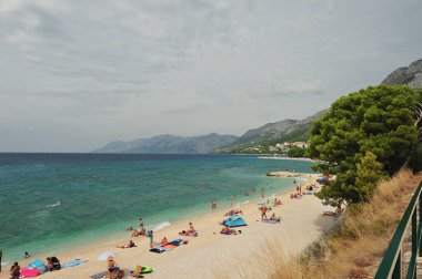 Hırvatistan 'ın Makarska Rivierası boyunca sahil yaşamının tadını çıkaran insanlar. 