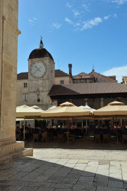 Trogir Loggia ve Saat Kulesi restoranı. Kopyalama alanı olan dikey fotoğraf.