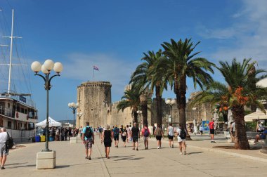 Turistler Hırvatistan 'daki Trogir kalesine doğru yürüyorlar. Ciovo Limanı.