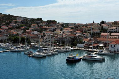 Hırvatistan 'ın Trogir kentindeki yelkenli limanı. Kopyalama alanı olan yatay fotoğraf.