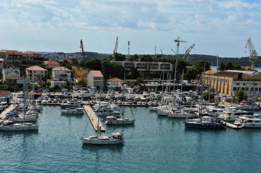Hırvatistan 'ın Trogir kentindeki yelkenli limanı. Fotokopi alanı olan yatay fotoğraf arka planda vinç..