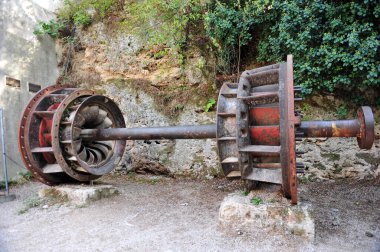 Hırvatistan 'ın Krka ulusal parkındaki elektrik santralinden kalma eski eski su türbini.