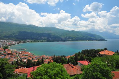 Makedonya 'daki Ohri Gölü ve Ohri kasabasının manzarası çok güzel. Yaz günü.