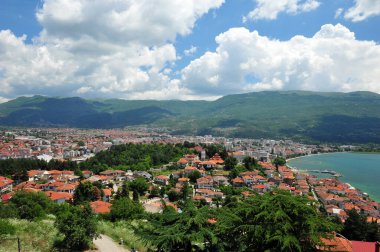 Güneşli bir yaz gününde Makedonya 'nın Ohri kentine bakın. Arka planda dağlar. Göl biraz görünür.
