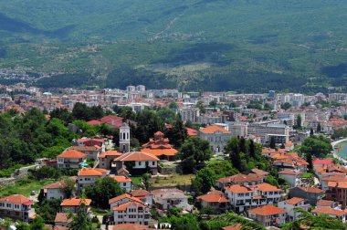 Güneşli bir yaz gününde Makedonya 'daki Ohri manzarasına bak. Arka planda dağlar. Göl biraz görünür.