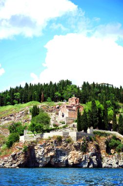 Saint Jovan Kilisesi, Kaneo Ohri Gölü 'nün altından çekildi. Kopya uzayıyla dikey çekim.