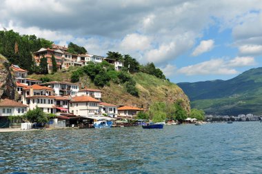 Ohri rıhtımında göl manzaralı evler ve restoranlar. Ohri Gölü 'ne bakan Makedon evleri.