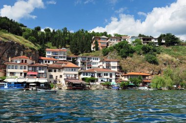 Makedonya 'nın Ohri kentinin su cephesi. Fotoğraf gölden çekildi..