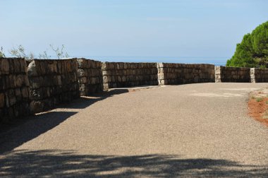 Kısmen açık tuğla çitlerle yürüme yolu. Karadağ 'da turist geçidi. Kopyalama alanı olan yatay fotoğraf.