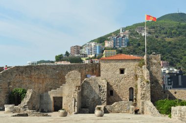 Karadağ 'ın Budva kentindeki kale. Arkadaki tepede yeni binalar. Kopyalama alanı olan yatay fotoğraf.