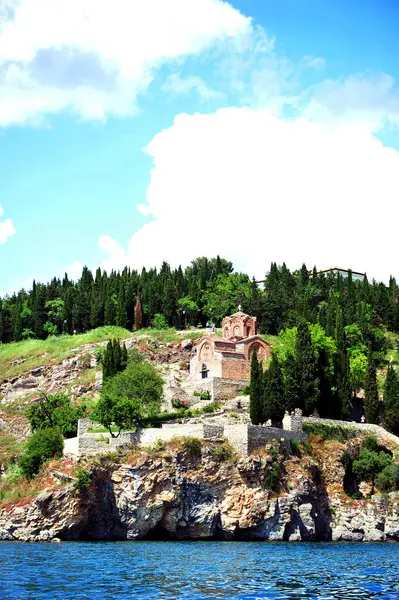 Saint Jovan Kilisesi, Kaneo Ohri Gölü 'nün altından çekildi. Kopya uzayıyla dikey çekim.