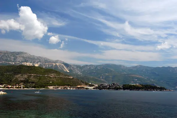 Budva 'dan Karadağ' daki dağlara doğru bir manzara. Adriyatik Denizi Kıyısı.