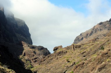 Masca Vadisi, Tenerife, İspanya 'da basit bir dağ manzarası. Tepeler alçak bulutlarda kayboluyor.