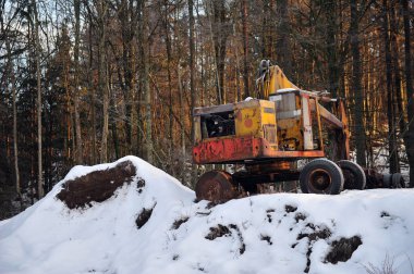 Güneşli bir kış gününde ormanda terk edilmiş sarı kazıcı.. 