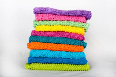 El örgüsü bulaşık bezlerinin farklı parlak renklerde yakın plan fotoğrafı. Yatay görüntünün her iki tarafında boşluğu kopyala.