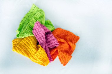 Yatay fotoğrafta sola dizilmiş dört bulaşık bezi. Uzayı sağa kopyala. Yüksek açı görünümü.