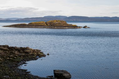 Norveç, Horten 'de küçük bir ada Oslofjord' dan Oestfold 'a doğru bakıyor. Sahilde güneşli güzel bir gün.