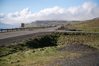 Faroe Adaları, Kirkjuboeur 'daki eski Faroe ev binaları güneşli bir günde. Taş çitler, tepeler ve açık mavi gökyüzü. Fotoğrafın alt kısmında boşluk kopyala.