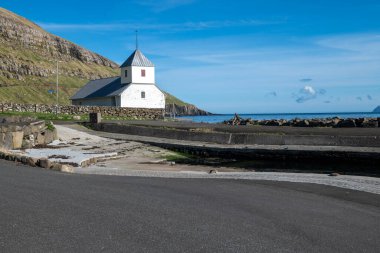 Faroe Adaları 'ndaki Aziz Olav Kilisesi üzerinde güzel bir güneş ışığı. Güneşli bir günde deniz manzarası.