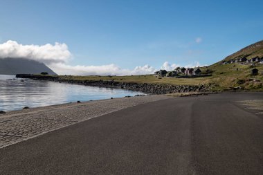 Faroe Adaları 'ndaki Kirkjuboeu yolu. Streymoy kıyısındaki güzel Faroe köyü.