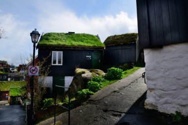Faroe Adaları 'ndaki Torshavn merkezindeki dik tepenin oradaki eski binalar. İnsansız hava araçları için yasaklama işareti.