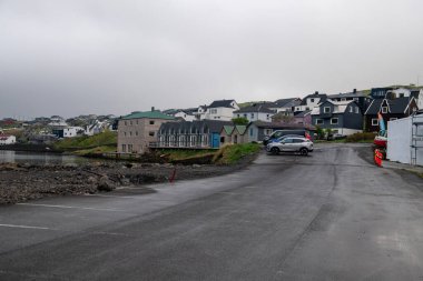 Faroe Adaları 'ndaki Sorvagur limanından otoparka ve evlere doğru bak..