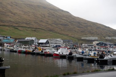 Faroe Adaları 'ndaki Sorvagur limanından görüntü. Sisli bir günde dağın aşağısında küçük bir köy.