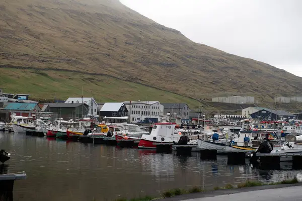 Faroe Adaları 'ndaki Sorvagur limanından görüntü. Sisli bir günde dağın aşağısında küçük bir köy.
