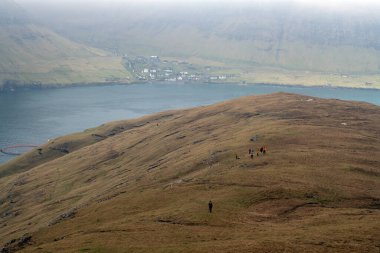 Arka planda Boeur 'a doğru bak. Turistler Drangarnir 'e doğru yürüyorlar.. 