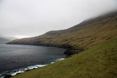 Sisli ve kasvetli bir günde Faroe Adaları 'nın tipik manzarası. Doğada güzel bir durgunluk.