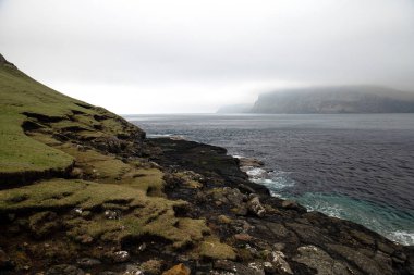 Faroe Adaları 'ndaki Drangarnir bölgesinden Atlantik Okyanusuna uzanan engebeli, kayalık bir yamaç..