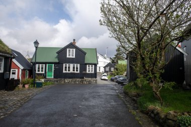 Torshavn, Faroe Adaları 'ndaki eski, geleneksel, tarihi binaları olan Idyllic Caddesi.. 