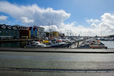 Torshavn, Faroe Adaları. Sokaktan görülen güneşli bir günde. Kopyalama alanı olan yatay fotoğraf.
