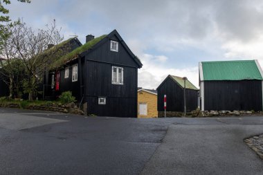 Torshavn 'daki eski kasaba sokak manzarası. Faroe Adaları 'nın Captiol' ünden yatay fotoğraf. Boşluğu kopyala.