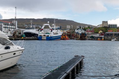 Faroe Adaları 'ndaki Torshavn limanında gemi iskelesi. Modern binalar arka planda biraz görünür..