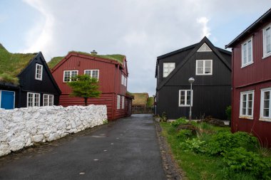 Torshavn, Faroe Adaları 'ndaki eski kasaba yönetim bölgesinde dar ve boş bir sokak. Bulutlu bir günde tarihi binalar.