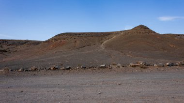 Playa Mujeres ve Papagayo kıyıları yakınlarındaki volkanik dağlara doğru ıssız bir çöl, Lanzarote, İspanya.