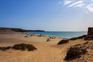 Playa Mujeres plajının panoramik manzarası Atlantik Okyanusu ile çevrili ve Papagayo kıyıları Playa Blanca, Lanzarote, Kanarya Adaları, İspanya.