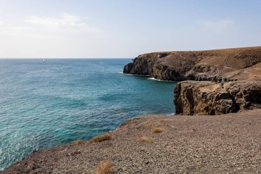 Playa Mujeres, Playa Blanca, Yaiza, Lanzarote, Las Palmas, Islas Canarias, İspanya, Avrupa yakınlarındaki kayalık kıyı şeridinin manzarası.