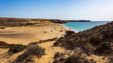 Playa Mujeres, Playa Blanca, Yaiza, Lanzarote, Las Palmas, Islas Canarias, İspanya, Avrupa 'da Atlantik Okyanusu' nun berrak turkuaz suları tarafından yıkanan altın kum..