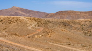 Lanzarote, Kanarya Adaları, İspanya 'da ufuk çizgisinde volkanları olan çorak volkanik araziler..