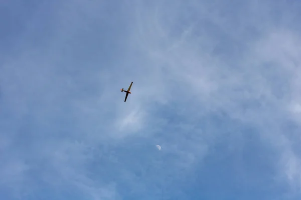 Flugzeug Bewölkten Himmel Mit Mond — Stockfoto