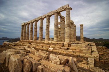 Poseidon 'un antik harabeleri, Sounion Burnu Atina, Yunanistan yakınlarında bulutlu hava. Yüksek kaliteli fotoğraf.