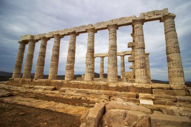 Poseidon 'un antik harabeleri, Sounion Burnu Atina, Yunanistan yakınlarında bulutlu hava. Yüksek kaliteli fotoğraf.