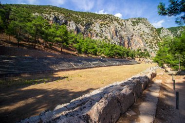 Eski Stadyum, Delphi, UNESCO Dünya Mirası Alanı. Yunanistan 'daki ünlü arkeoloji sitesi. Appollo Tapınağı Tanrısı. Antik amfitiyatro manzarası. Yüksek kaliteli fotoğraf.