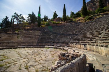 Delphi 'nin antik amfitiyatrosu. Yunanistan 'daki arkeolojik alan. Tanrı Apollo 'nun Yunan dini tapınakları. UNESCO Dünya Mirası. Eski Delphi tiyatrosunun manzarası. Yüksek kalite fotoğraf