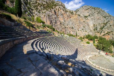 Delphi 'nin antik amfitiyatrosu. Yunanistan 'daki arkeolojik alan. Tanrı Apollo 'nun Yunan dini tapınakları. UNESCO Dünya Mirası. Eski Delphi tiyatrosunun manzarası. Yüksek kalite fotoğraf