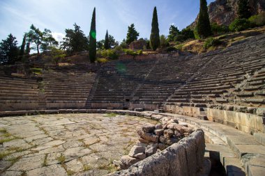 Delphi 'nin antik amfitiyatrosu. Yunanistan 'daki arkeolojik alan. Tanrı Apollo 'nun Yunan dini tapınakları. UNESCO Dünya Mirası. Eski Delphi tiyatrosunun manzarası. Yüksek kalite fotoğraf