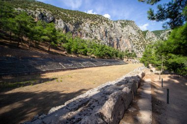 Eski Stadyum, Delphi, UNESCO Dünya Mirası Alanı. Yunanistan 'daki ünlü arkeoloji sitesi. Appollo Tapınağı Tanrısı. Antik amfitiyatro manzarası. Yüksek kaliteli fotoğraf.